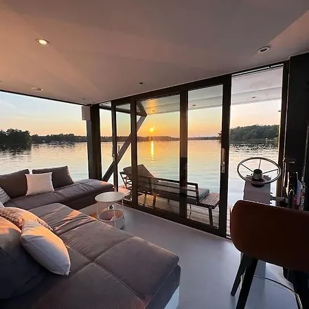 Wave-lounge, Exklusives Hausboot In ספינת מלון *