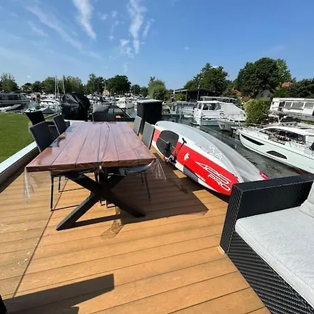 Wave-lounge, Exklusives Hausboot In 柏林