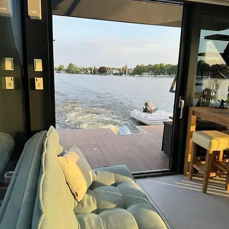 Wave-lounge, Exklusives Hausboot In *