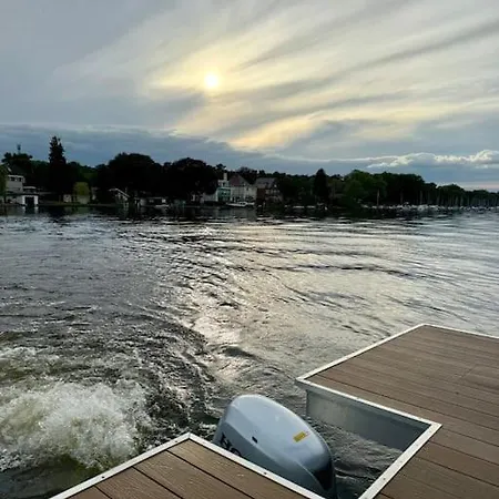 Wave-lounge, Exklusives Hausboot In ספינת מלון *